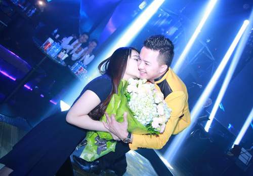 Cao Thái Sơn được fan nữ ôm hôn trên sân khấu 10