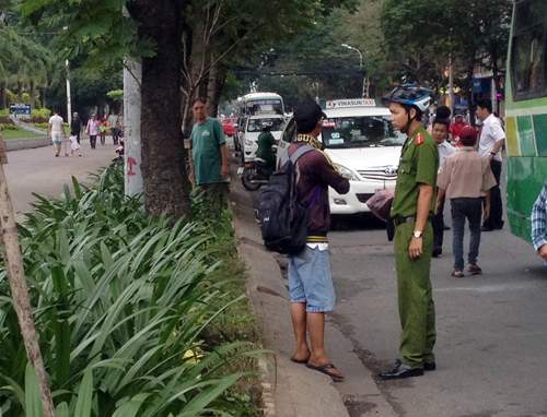 Cảnh sát truy quét người nghiện tại trung tâm Sài Gòn 2