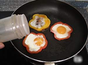 Bữa sáng thú vị với trứng ốp lết hình hoa 5