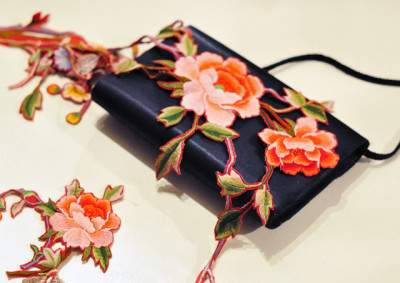 Lạ mắt túi xách handmade hoa văn nổi bật 4