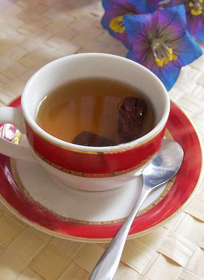 Pha trà gừng táo đỏ giữ ấm cơ thể 3