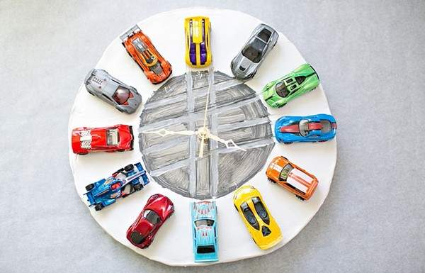 Tận dụng xe ô tô đồ chơi làm đồng hồ treo tường độc đáo 7