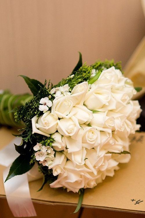Hoa cưới từ hồng trắng cho cô dâu kiêu sa 2