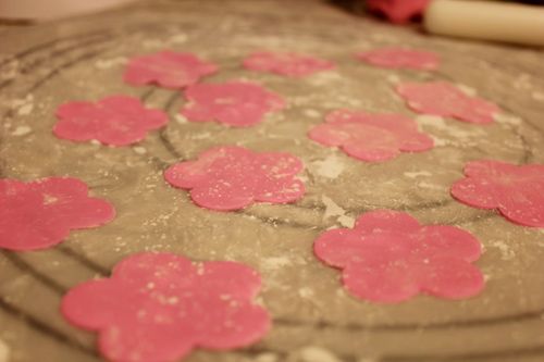Làm bông hồng cực xinh trang trí bánh kem 2