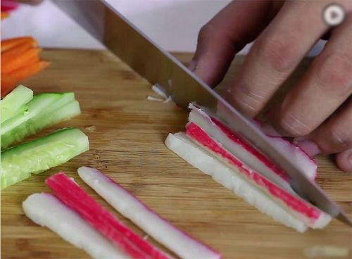 Cách làm sushi maki cho người sợ ăn gỏi cá 4
