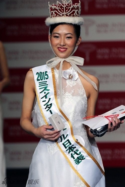 Đặng Thu Thảo diễn áo dài 5 tỷ tại Miss International 9