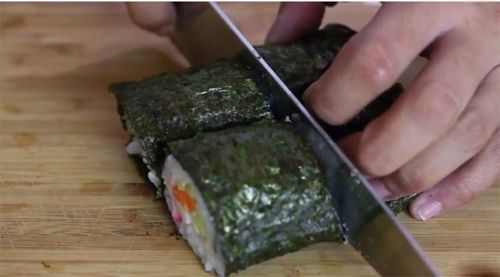 Cách làm sushi maki cho người sợ ăn gỏi cá 7