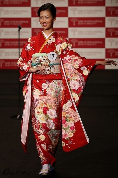 Đặng Thu Thảo diễn áo dài 5 tỷ tại Miss International 8