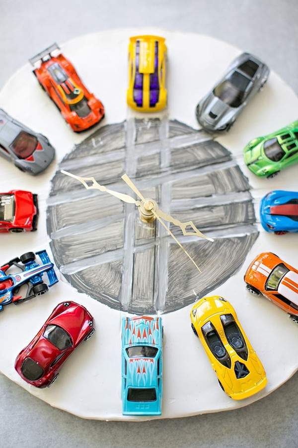 Tận dụng xe ô tô đồ chơi làm đồng hồ treo tường độc đáo 9