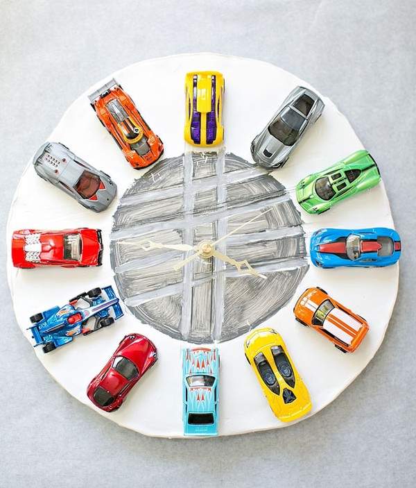 Tận dụng xe ô tô đồ chơi làm đồng hồ treo tường độc đáo 8