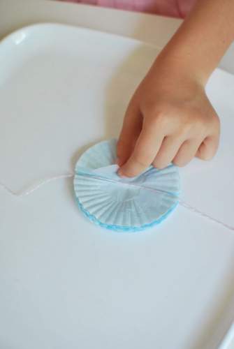 Làm dây hoa trang trí từ giấy lót bánh cực đơn giản 7