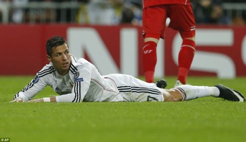 Ronaldo ôm mặt tiếc nuối vì không thể ghi bàn 7