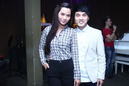 Nguyễn Văn Chung hôn vợ ngọt ngào tại sự kiện 8