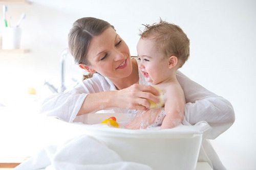 Tắm cho trẻ sơ sinh trong mùa đông: Lưu ý cần nhớ 2