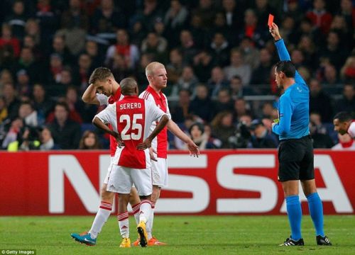 Messi lập cú đúp giúp Barca đánh bại Ajax 2-0 7