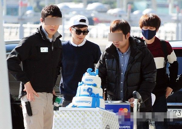 Super Junior cắt bánh mừng sinh nhật 9 tuổi giữa sân bay 3