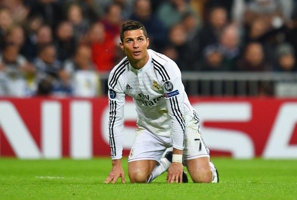Ronaldo ôm mặt tiếc nuối vì không thể ghi bàn 5