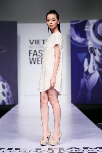Lộ diện 9 NTK Việt tham gia Tuần lễ thời trang quốc tế VN 15