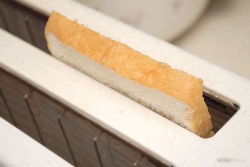 Cách ăn bánh mì một cách đơn giản mà ngon 2