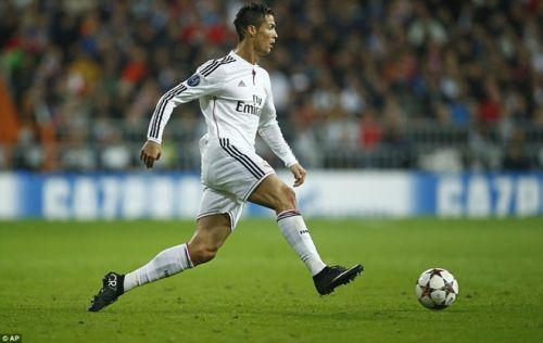 Ronaldo ôm mặt tiếc nuối vì không thể ghi bàn 3