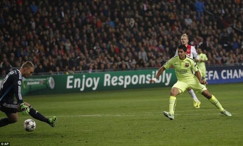 Messi lập cú đúp giúp Barca đánh bại Ajax 2-0 6
