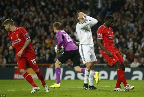 Ronaldo ôm mặt tiếc nuối vì không thể ghi bàn 6