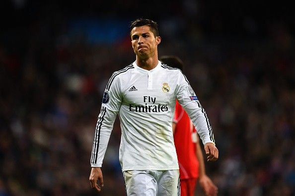 Ronaldo ôm mặt tiếc nuối vì không thể ghi bàn 4