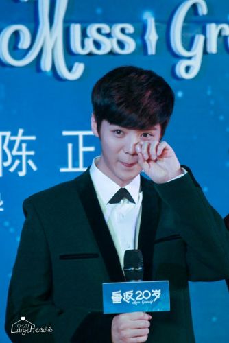 Luhan (EXO) lần đầu đi sự kiện sau scandal kiện tụng 3