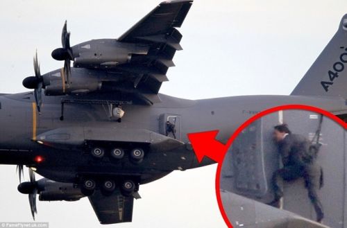 Tom Cruise đu máy bay ở độ cao 1500m trong bom tấn mới