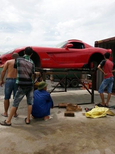 Những kiểu thay lốp siêu xe chỉ có ở Việt Nam 2