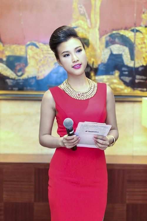 Bạn gái Huỳnh Anh nổi bật với váy cắt xẻ gợi cảm 4