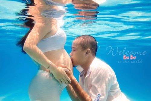 Mẹ Việt, mẹ Tây đều thích chụp hình bầu dưới nước 6