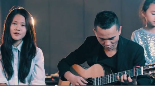 3 bố con Tú Dưa cover “Chăc ai đó sẽ về” 2