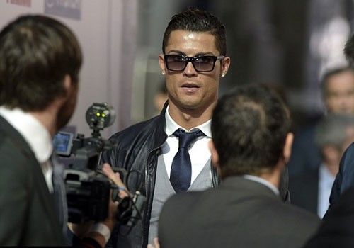 Ronaldo nhận cú đúp danh hiệu cá nhân 2