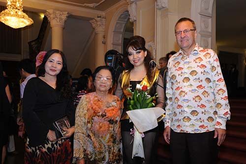 Phương Thanh và dàn sao Việt chúc mừng Quỳnh Paris 5