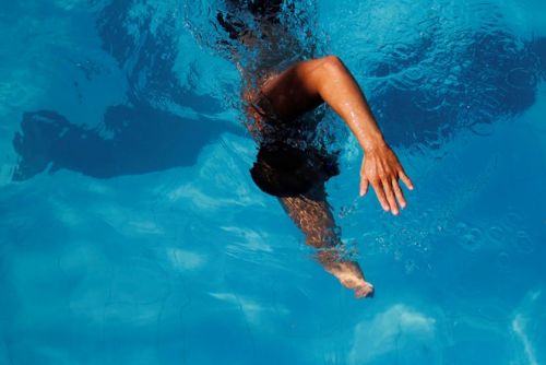 Vận động viên một tay, không chân trổ tài bơi lội ở Sài Gòn 4