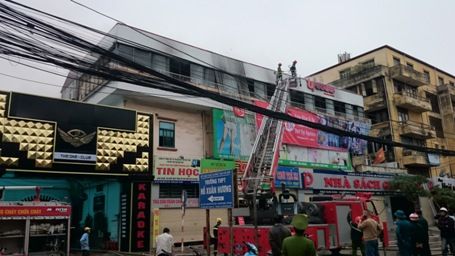 Hà Nội: Hàng trăm người hoảng loạn vì nhà hàng bất ngờ bốc cháy 5