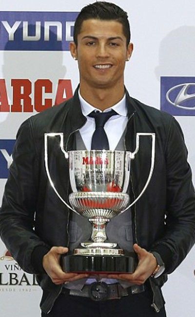 Ronaldo nhận cú đúp danh hiệu cá nhân 5