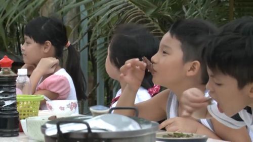 MC Phan Anh khóc trên truyền hình khi nhắc về tuổi thơ 2