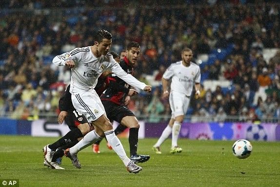 Real 5-1 Vallecano: Ronaldo ghi bàn thắng may mắn 4