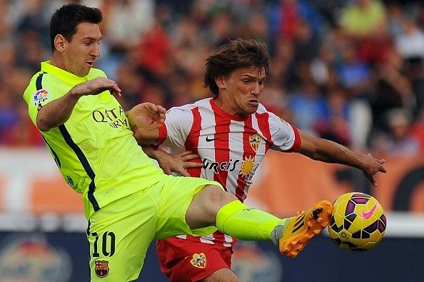 Almeria 1-2 Barca: Suarez giúp Barca ngược dòng 13