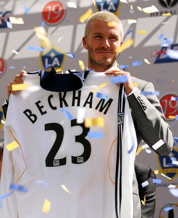 21 kiểu tóc trải dài theo năm tháng của David Beckham 17