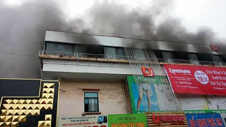 Hà Nội: Hàng trăm người hoảng loạn vì nhà hàng bất ngờ bốc cháy 2