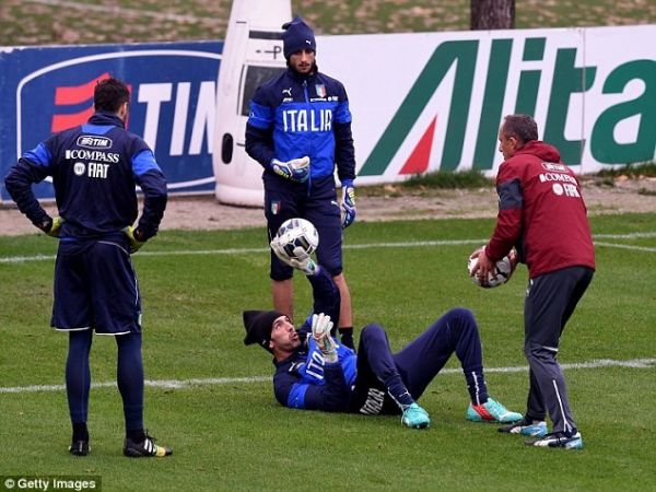 Balotelli đá trúng mặt đồng đội trên sân tập 9