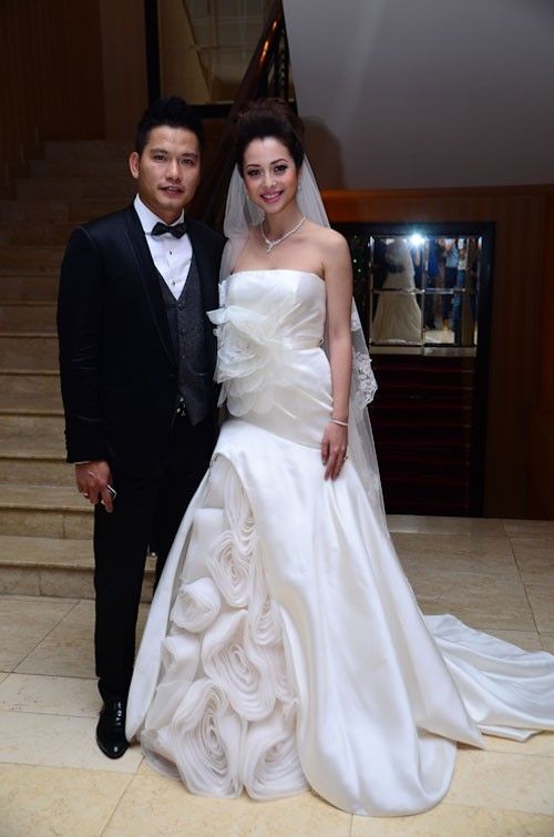 Loạt váy cưới giấu bụng bầu của sao Việt 11