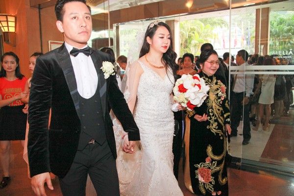 Loạt váy cưới giấu bụng bầu của sao Việt 7