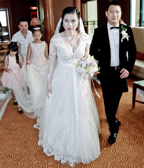 Loạt váy cưới giấu bụng bầu của sao Việt 14