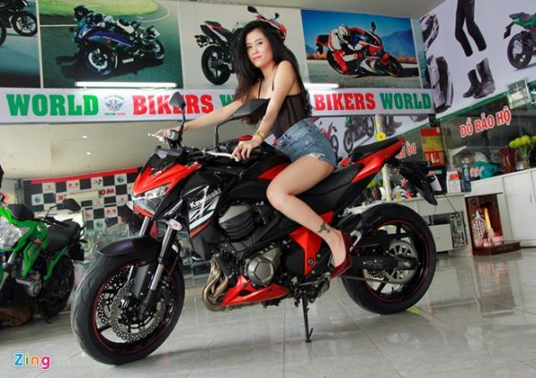 Thiếu nữ tạo dáng bên Kawasaki Z800 mới bán ở Việt Nam 2