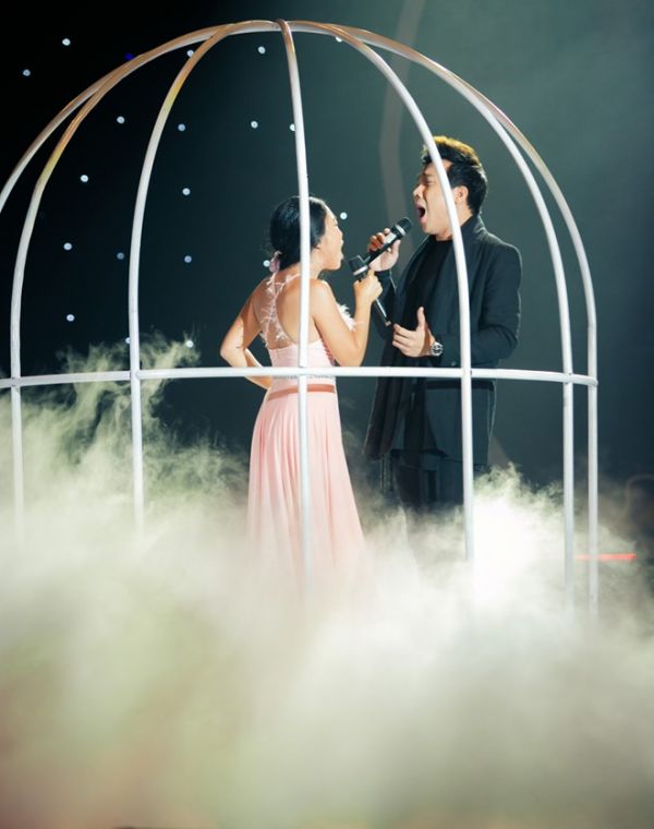 Chồng Tây ôm hôn Đoan Trang trên sân khấu liveshow trực tiếp 7
