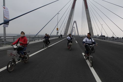 Vi phạm giao thông trên cầu Nhật Tân ngày đầu thông xe 10